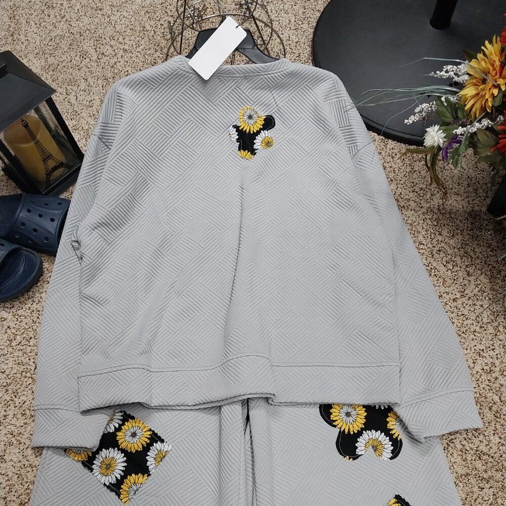 3698 Size XL Double Take NWT 2 piece Upcycled Quilted Look Grey with Black Daisy - Picture 7 of 14